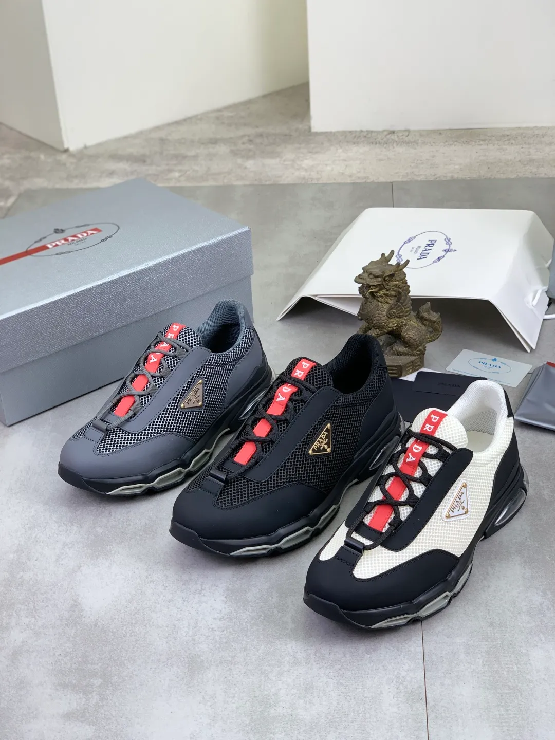 Men's men's shoes 💰P660 💰[New model] The top version is now available on the official website, 🆘 Air-cushion shock-absorbing thick-soled trendy brand (Prada) is the main popular model, avant-garde and versatile fashionable men's shoes, private version mold opening, cowhide surface splicing 1:1.. Simple fashion, original imported cowhide feet; the atmosphere and personality are more fashionable, eye-catching and pursuing class. It will subvert the old idea and be a must-have for fashion trendsetters with you! Must keep it for yourself ! Tall and comfortable, large and low, high-end quality workmanship. Size: 38-44 3️⃣colors available.
